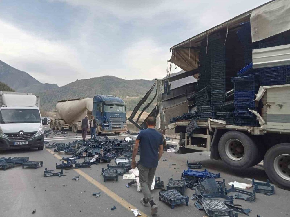 D-650’de kamyon tıra arkadan çaptı