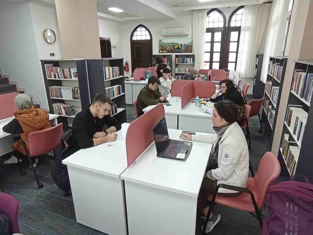 Deniz manzarası eşliğinde ders çalışma imkanı