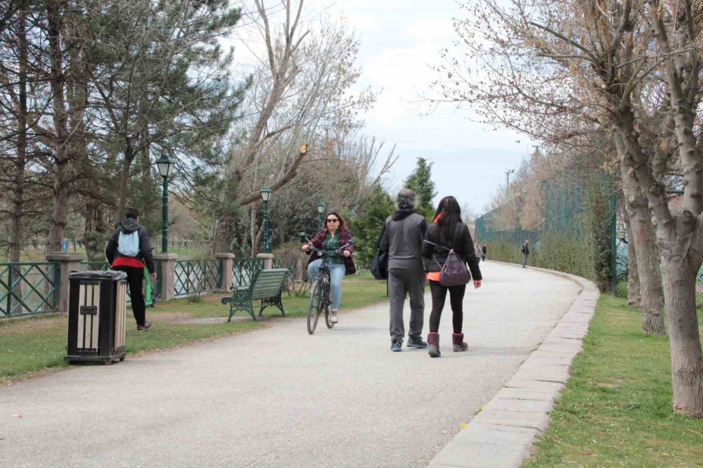 Vatandaşlar soluğu park ve bahçelerde aldı