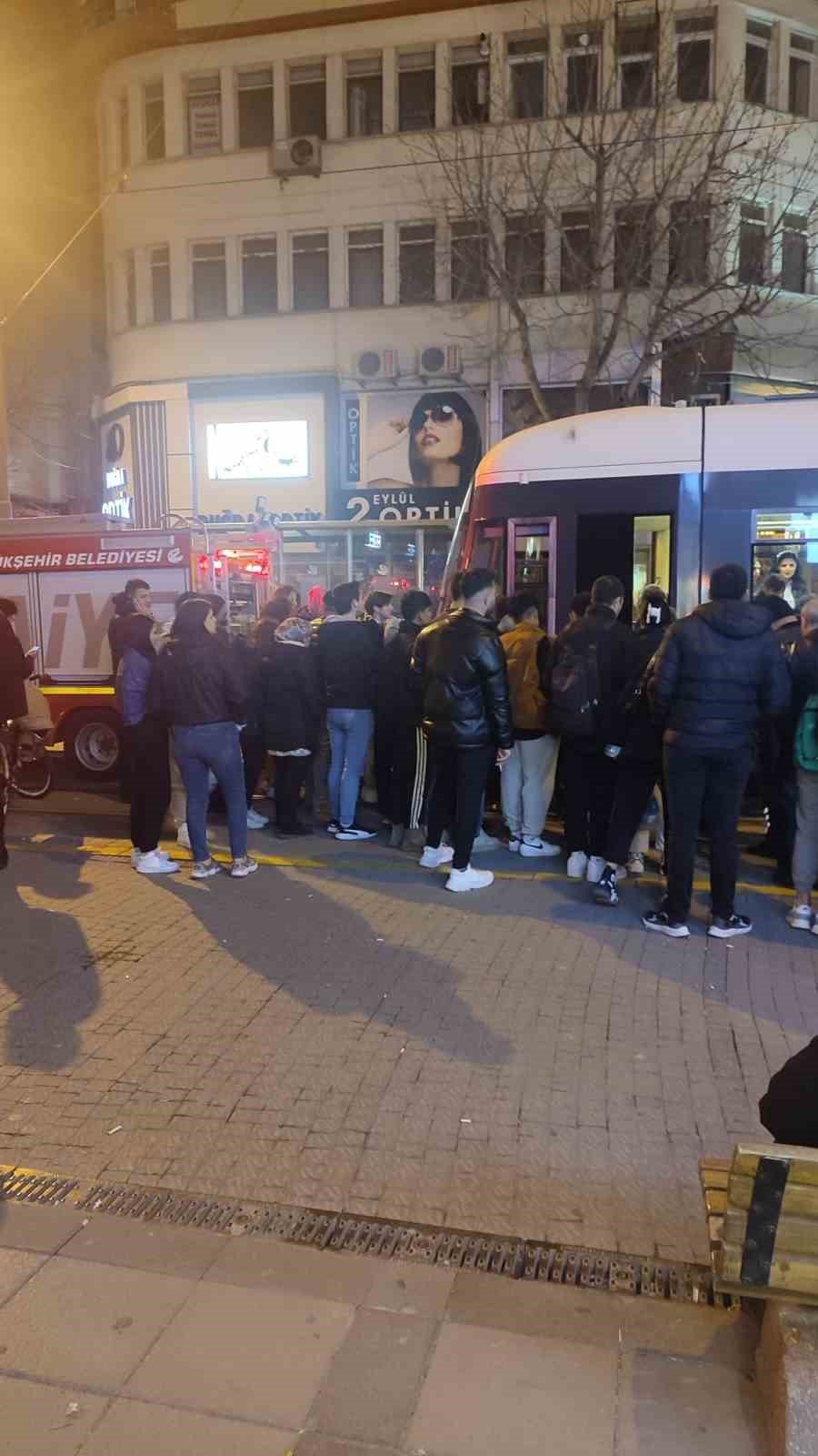 İki köpek tramvay altında kaldı