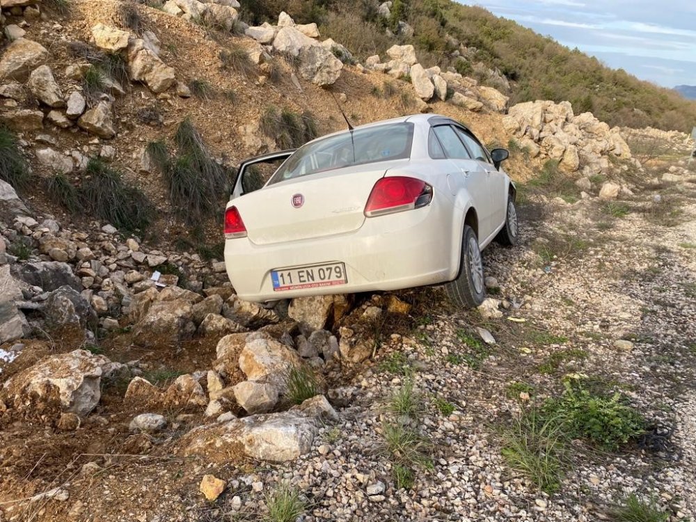 Yoldan çıkan araç, kayalıklara çarptı