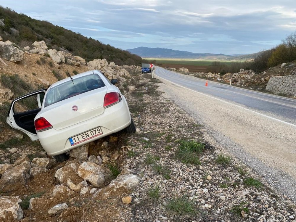 Yoldan çıkan araç, kayalıklara çarptı