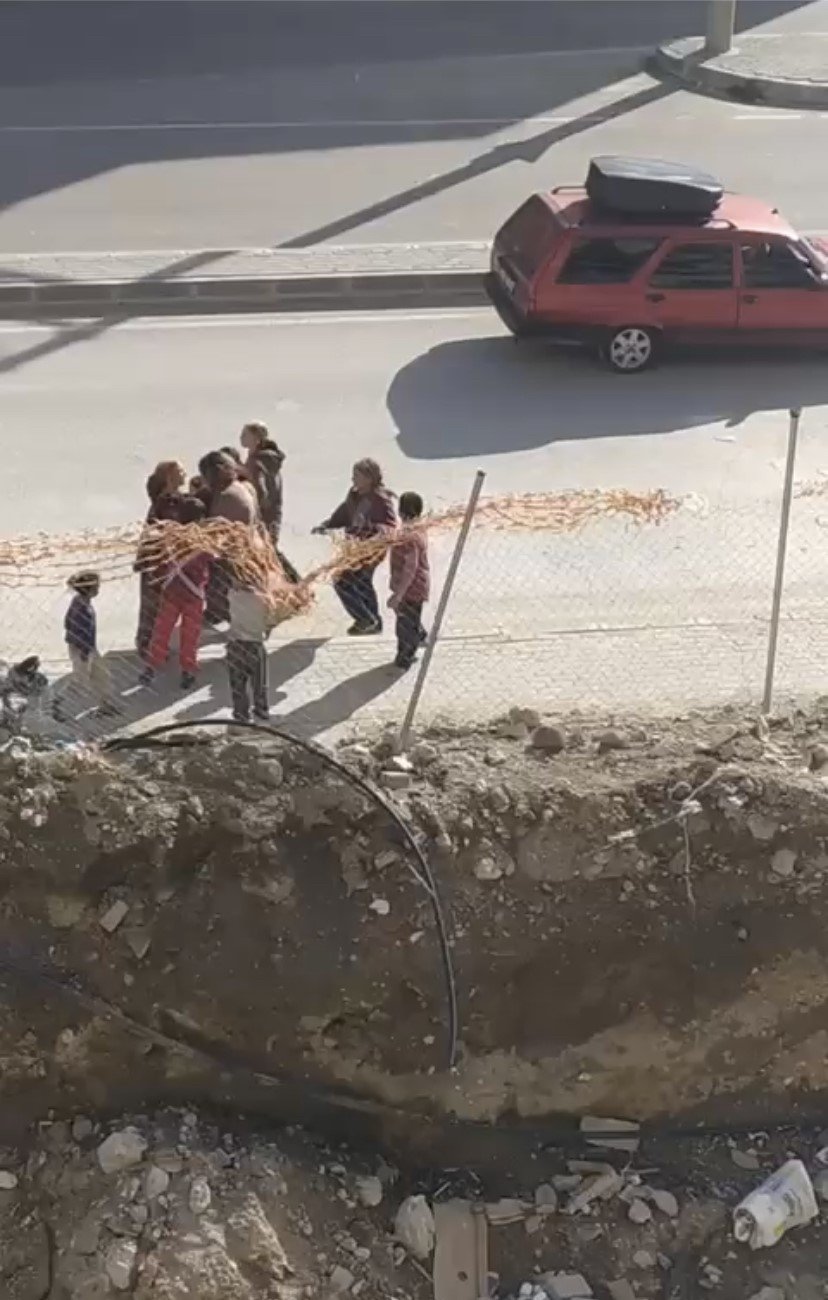 Çocukların kavgasına büyükler dahil oldu