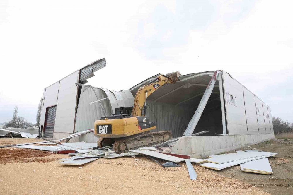 Kaçak fabrikalar yıkıldı