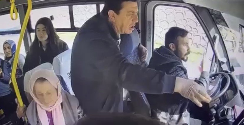 Otobüse binmek için yola atladı