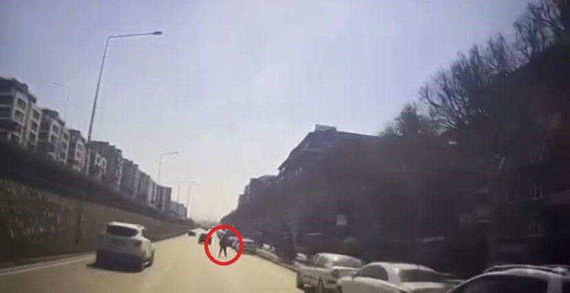 Otobüse binmek için yola atladı