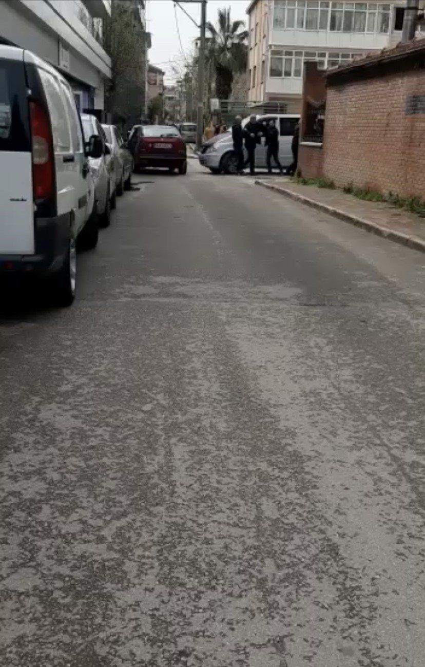 Yol verme kavgasında yumruklar konuştu