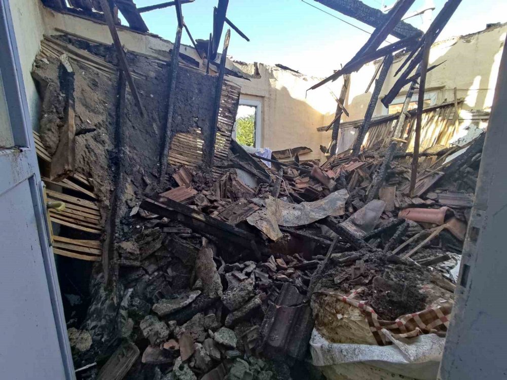 2 akrabasının evini kundakladı