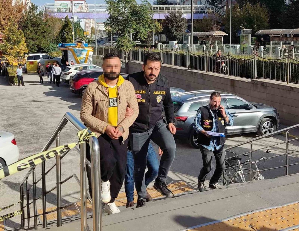 2 akrabasının evini kundakladı