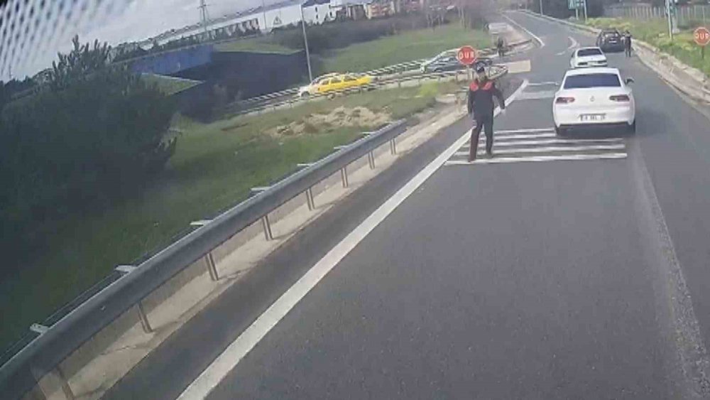 ’Dur’ ihtarına uymadı, polise çarptı