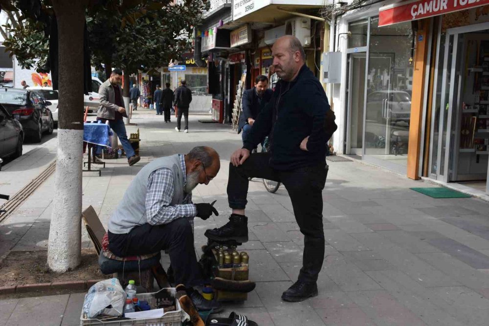 Ayakkabı boyayarak 6 evlat büyüttü