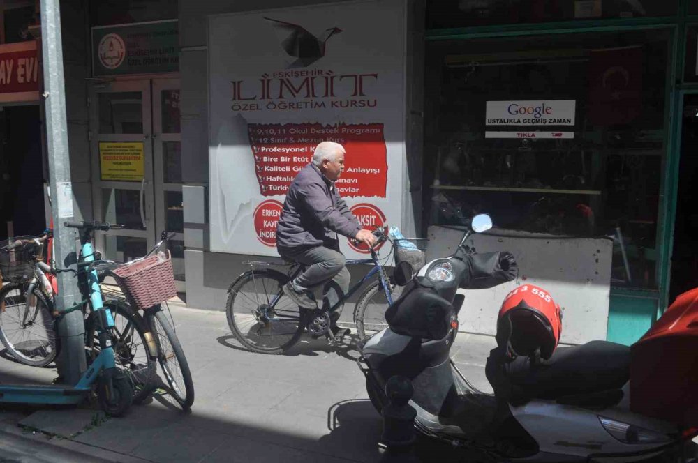 Yaz kış demeden 60 yıldır bisikletle geziyor