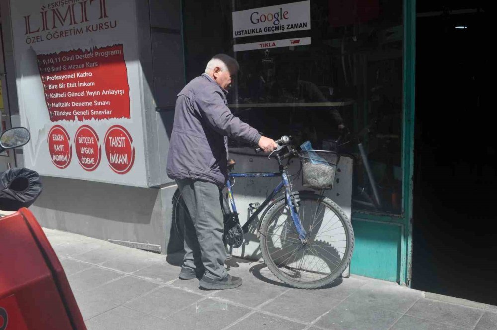 Yaz kış demeden 60 yıldır bisikletle geziyor