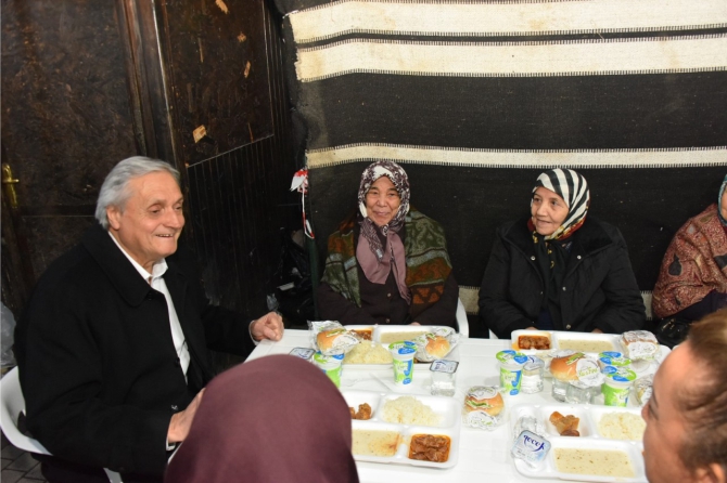 hayirsever-vayandas-iftar-yemegi-verdi2.jpg