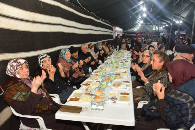 hayirsever-vayandas-iftar-yemegi-verdi3.jpg