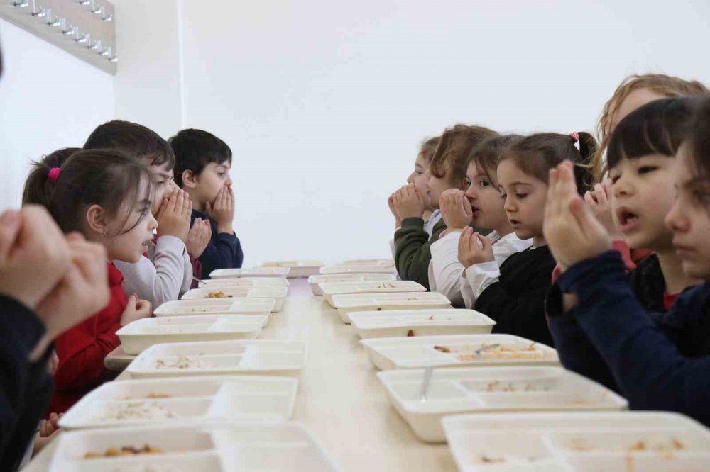 20 bin öğrenciye ücretsiz yemek veriliyor