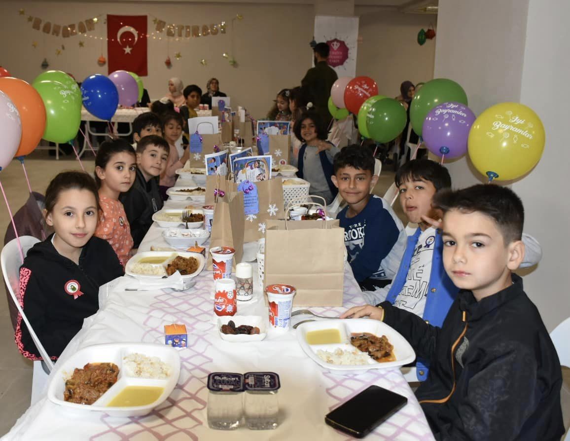 ramazan-atolyesi-miniklerine-iftar-verildi.jpg