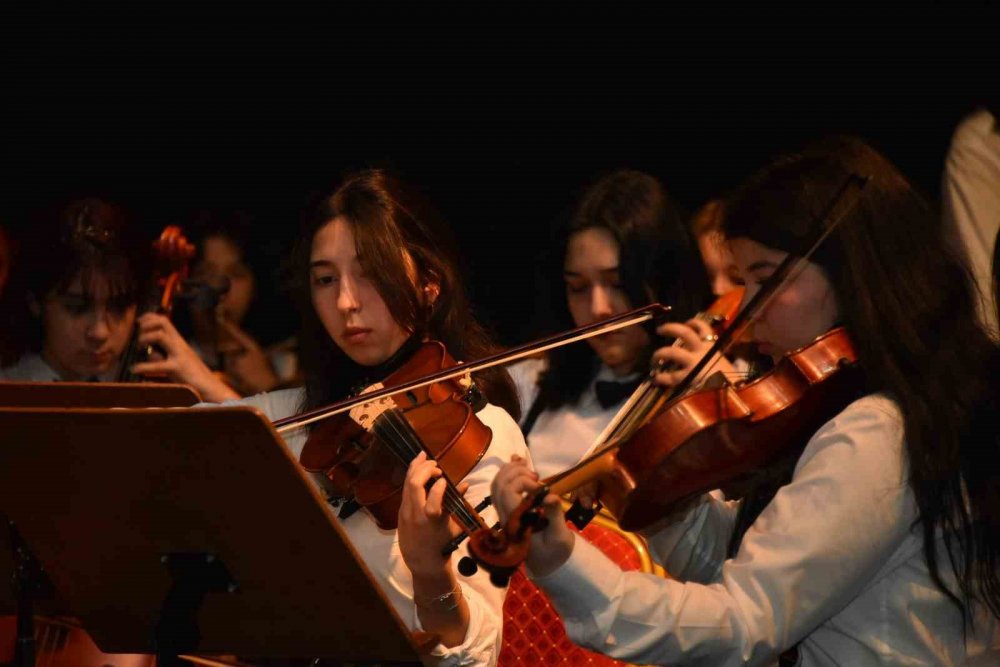 Bozüyük’te İki Elin Sesi Var Çocuk ve Gençlik Senfoni Orkestrası’ndan muhteşem konser