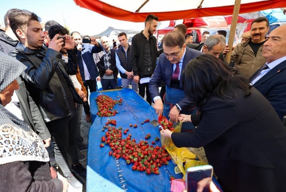 Bakan Dönmez pazarcı önlüğünü giydi