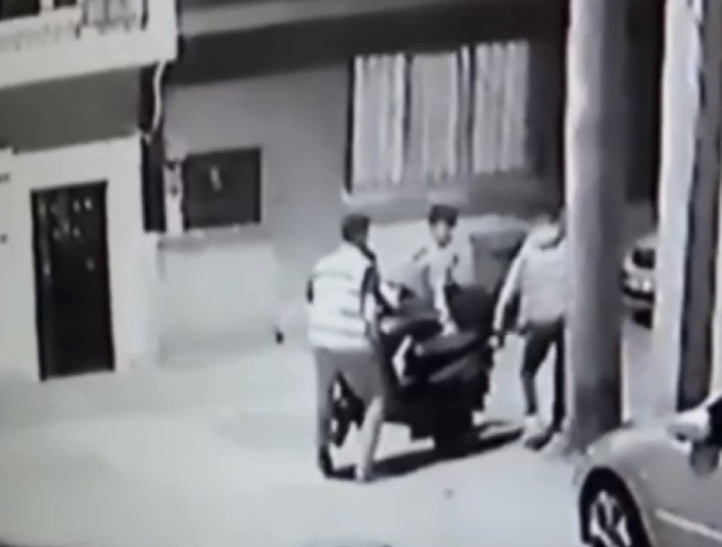 Motosikleti kucaklayarak çaldılar