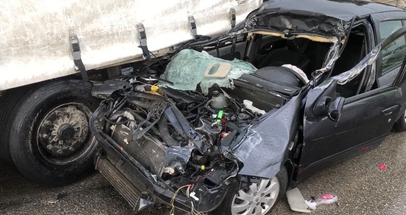 Tıra ok gibi saplandı