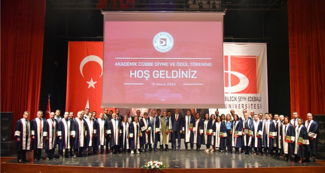 82-akdemisyen-cubbe-giydi2.jpg