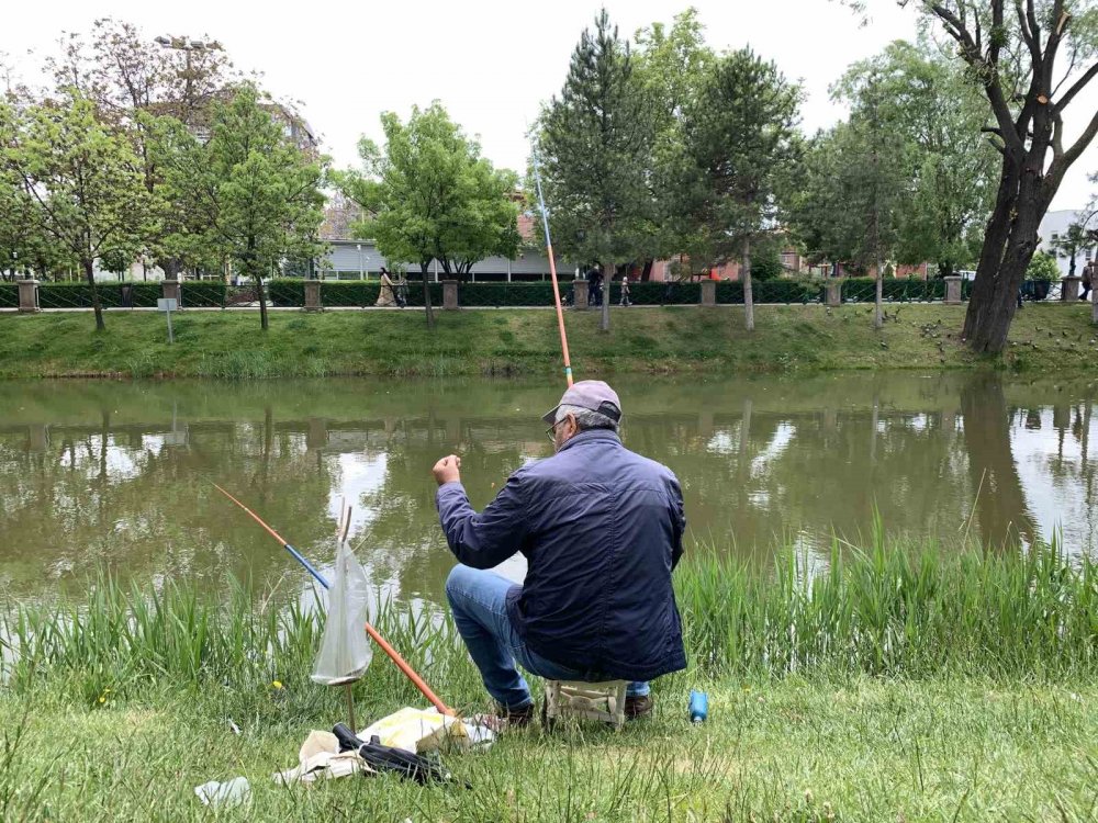 Sağanaktan dolayı tatilde parklar boş kaldı