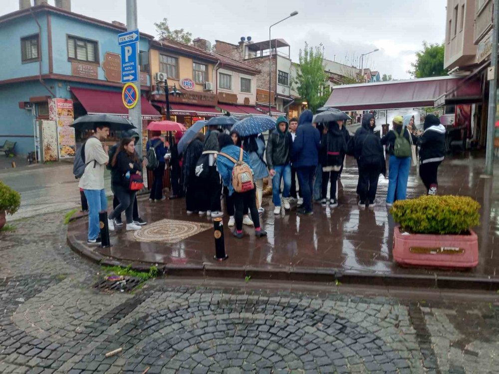 Sokaklar sular içinde kaldı