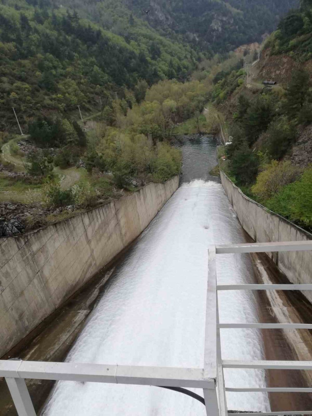 Barajın kapakları açıldı