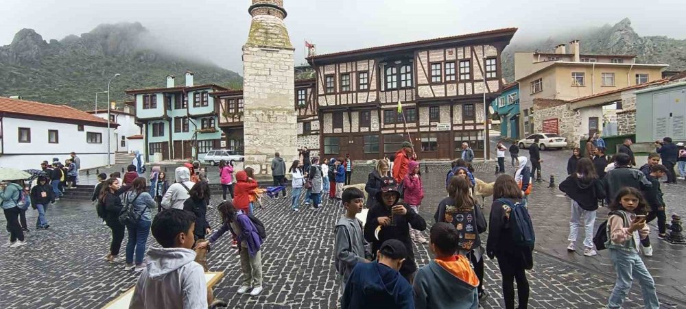 Turist akınına uğradı