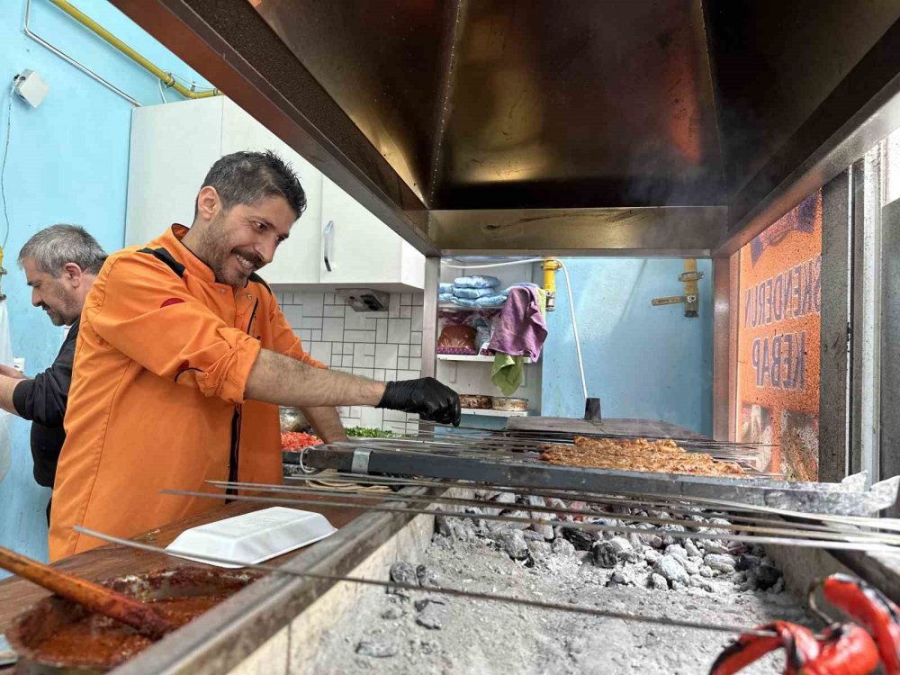 Hatay’lı kebapçı siparişlere yetişemiyor