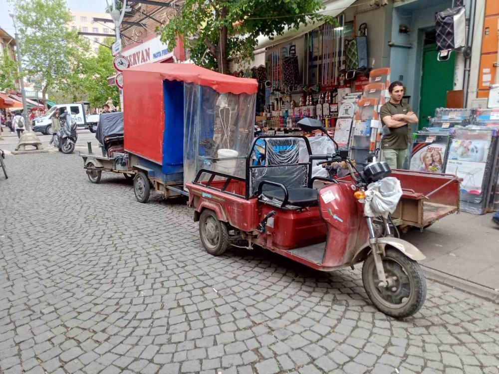 Scooter bağlayan vatandaşlara esnaftan esprili uyarı