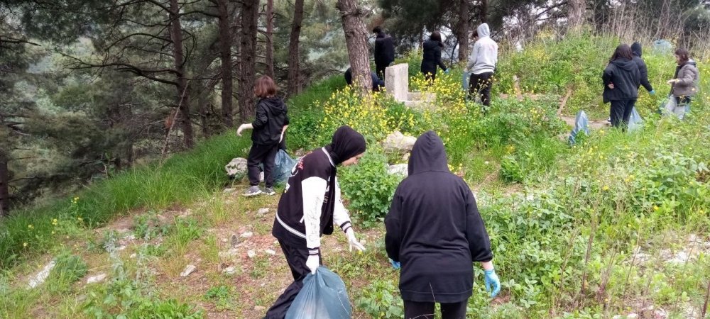 Büyükler kirletti, çocuklar temizledi