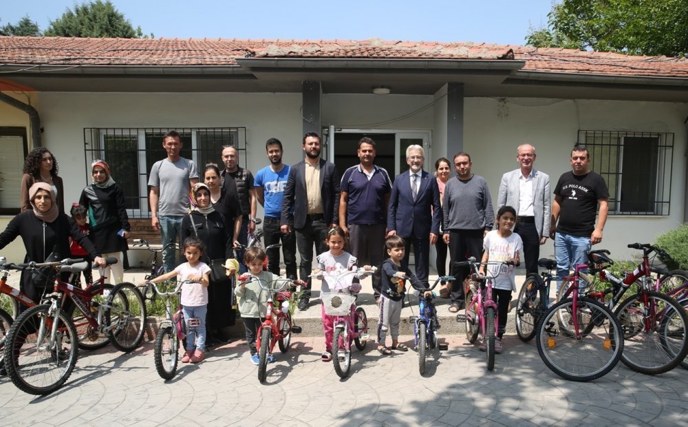 Onarılan bisikletler depremzede çocukları mutlu etti