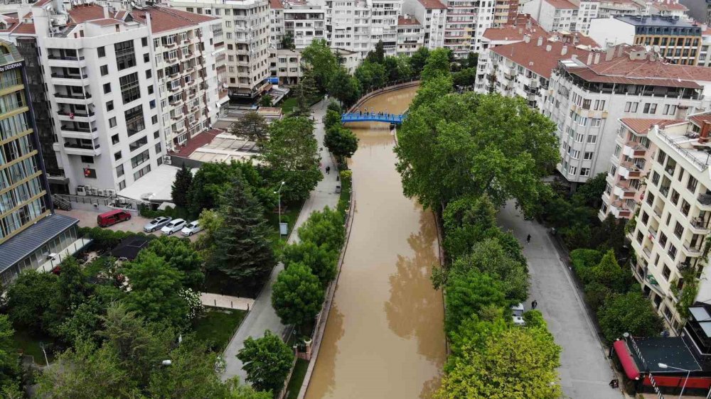 Sağanaklar Porsuk Çayı’nı kahverengiye boyadı