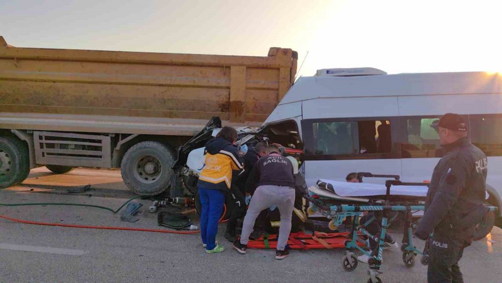 Minibüs hafriyat kamyonuna çarptı: 1 ölü, 16 yaralı