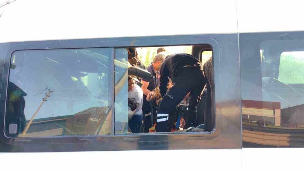 Minibüs hafriyat kamyonuna çarptı: 1 ölü, 16 yaralı