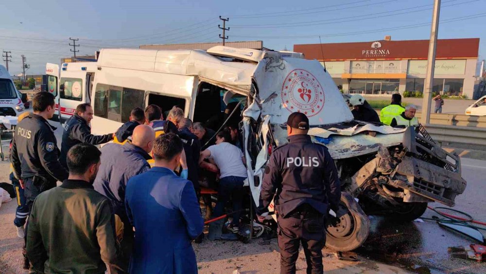 Minibüs hafriyat kamyonuna çarptı: 1 ölü, 16 yaralı