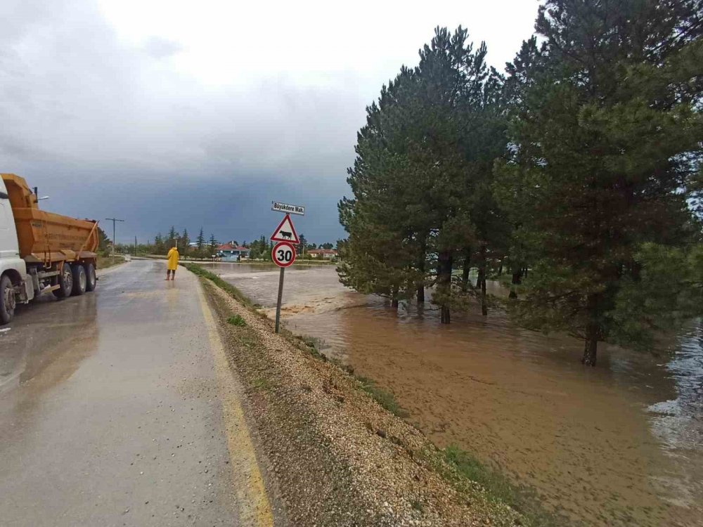 Sel bastı bazı ev ve yollar sular altında kaldı