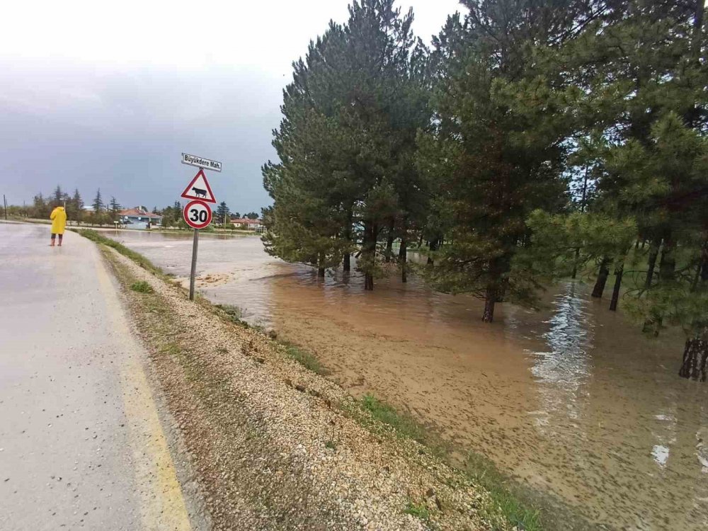 Sel bastı bazı ev ve yollar sular altında kaldı