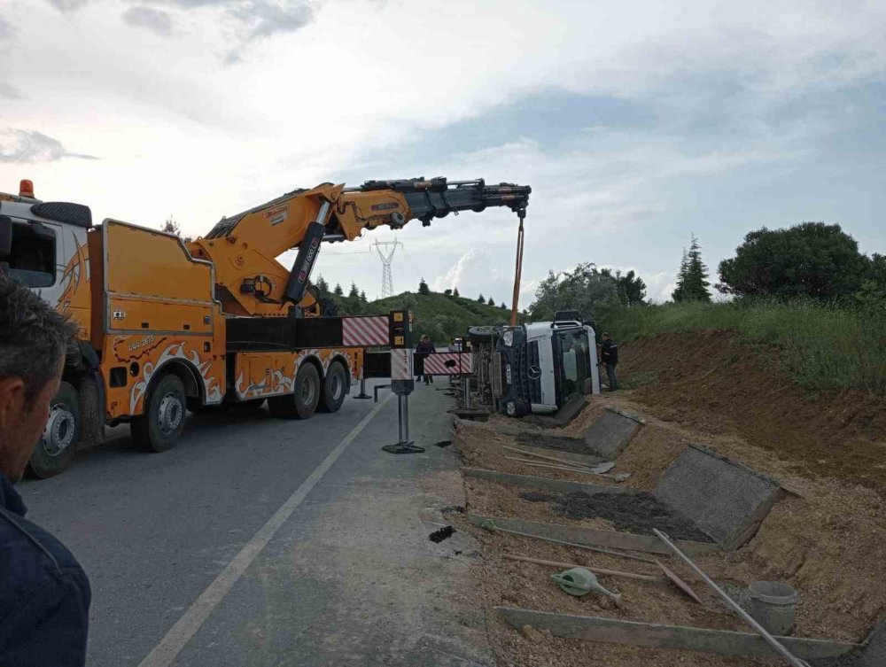 Beton mikseri devrildi