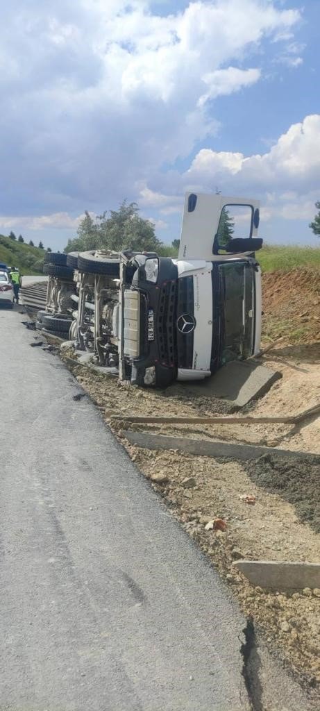 Beton mikseri devrildi