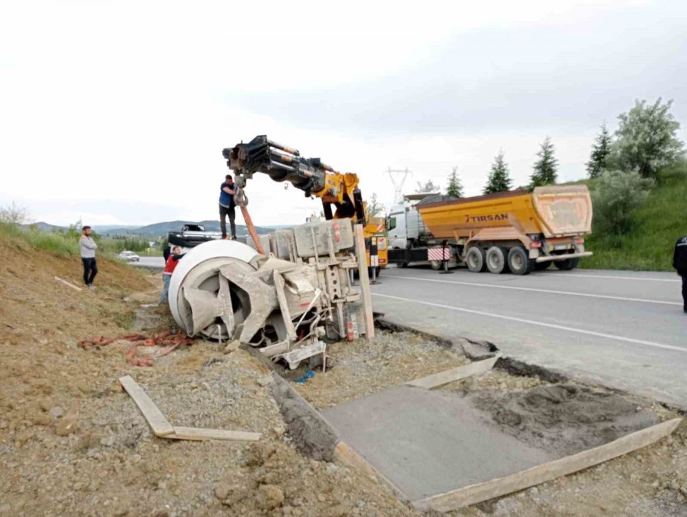 Beton mikseri devrildi