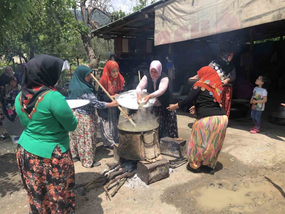 Köylü kadınlar asırlık geleneği yaşatıyor