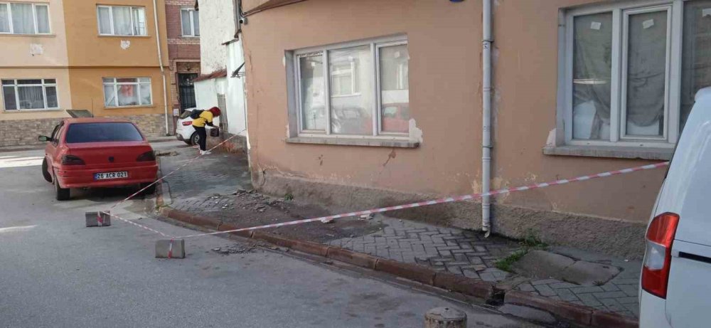 Sıvaları dökülen eski bina iyileştirme bekliyor