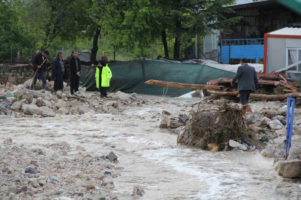 Sel felaketinde 3 ev yıkıldı