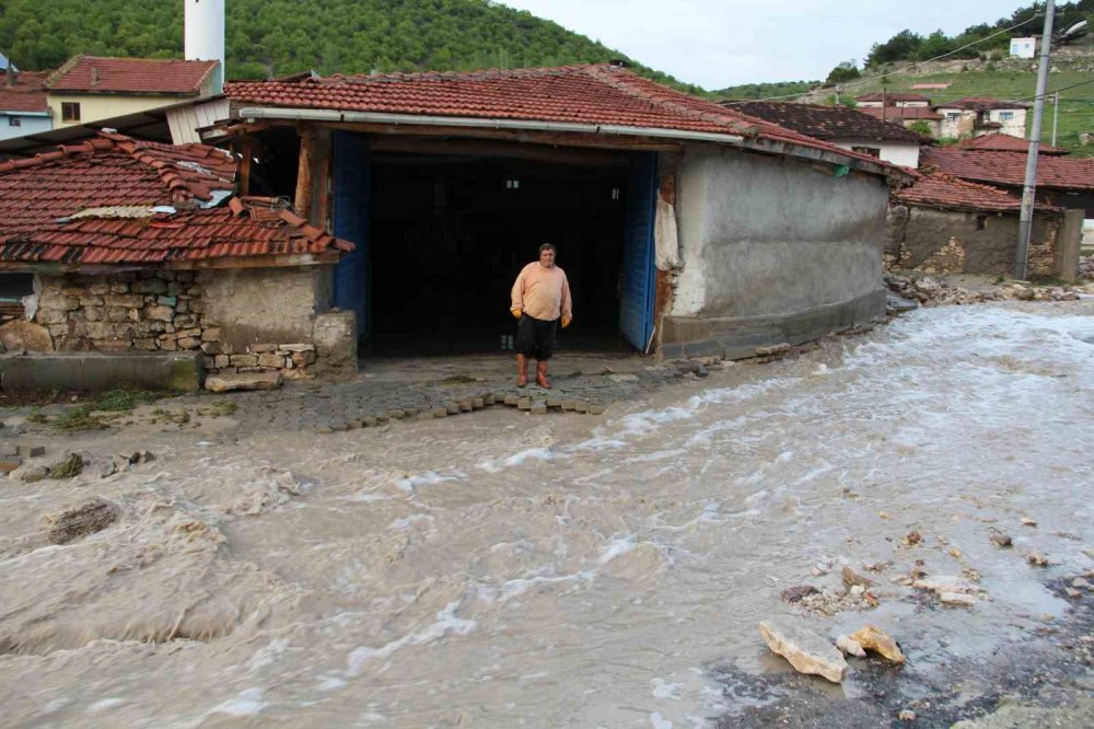 Sel felaketinde 3 ev yıkıldı