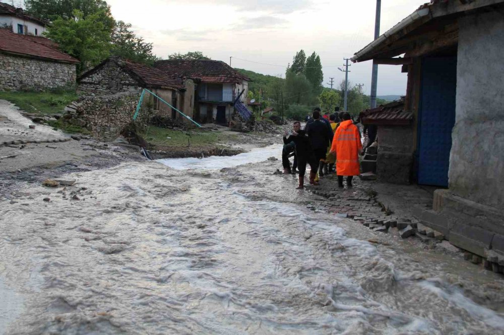 Sel felaketinde 3 ev yıkıldı