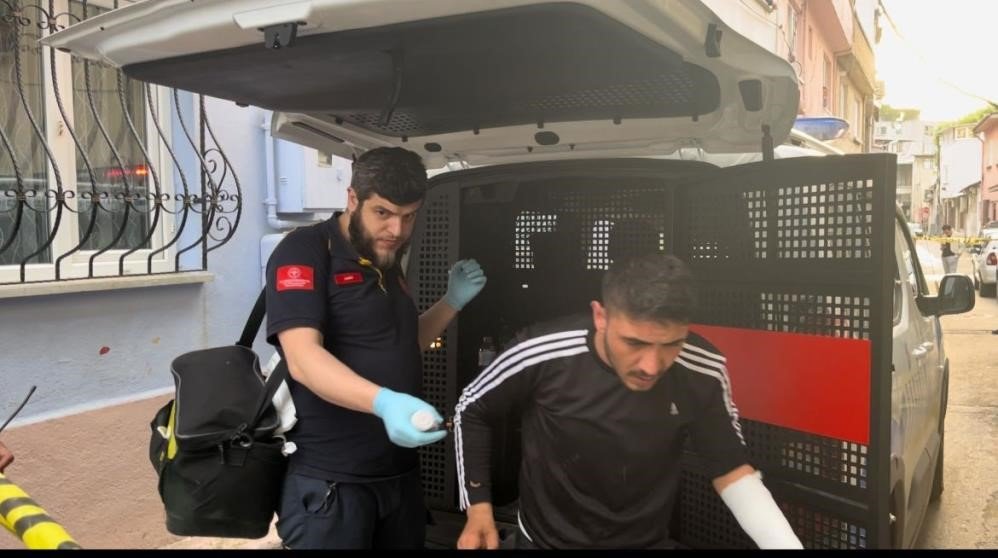 Üvey babası ve annesini bıçaklayıp tutuklandı