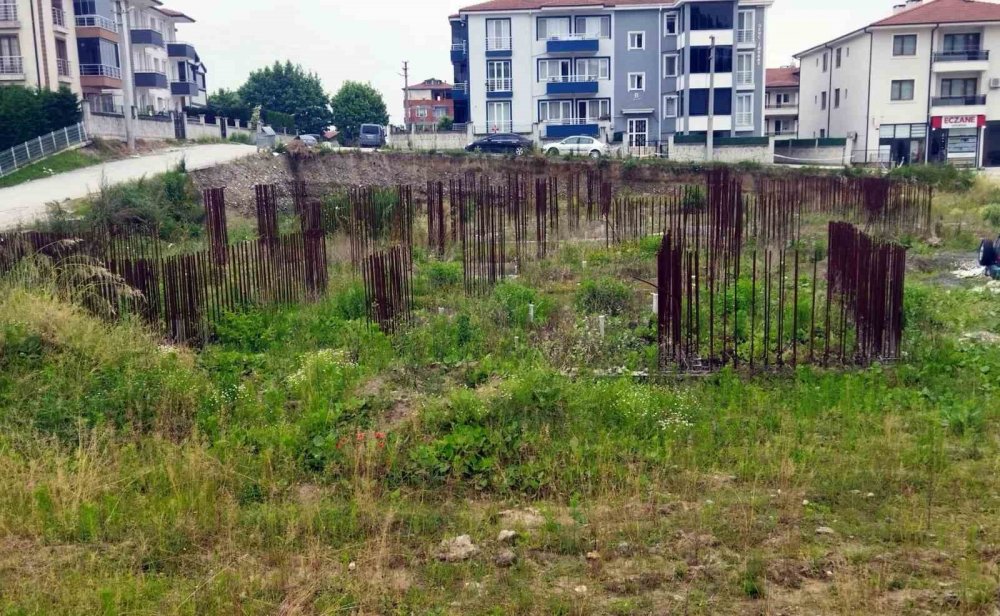 Sağlık ocağı inşaatı çürümeye terk edildi